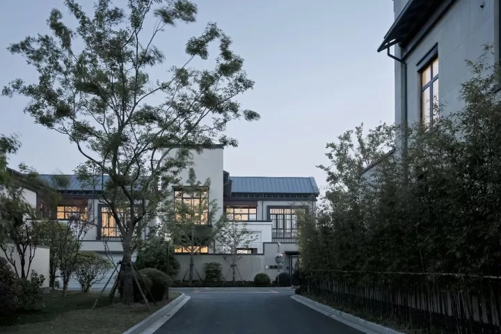 内侧构筑单体的院落普遍安设于构筑和路路之间以；に矫苄