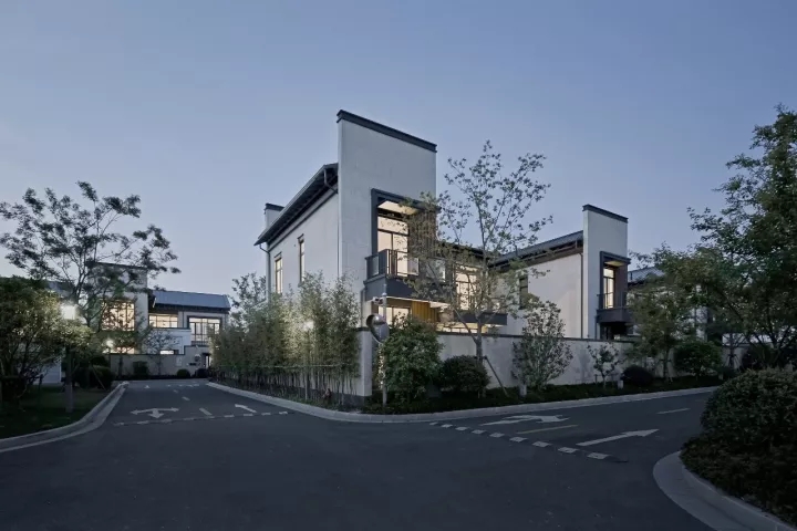院内景观对公共区域可见，但并不滋扰使用者的私密需要